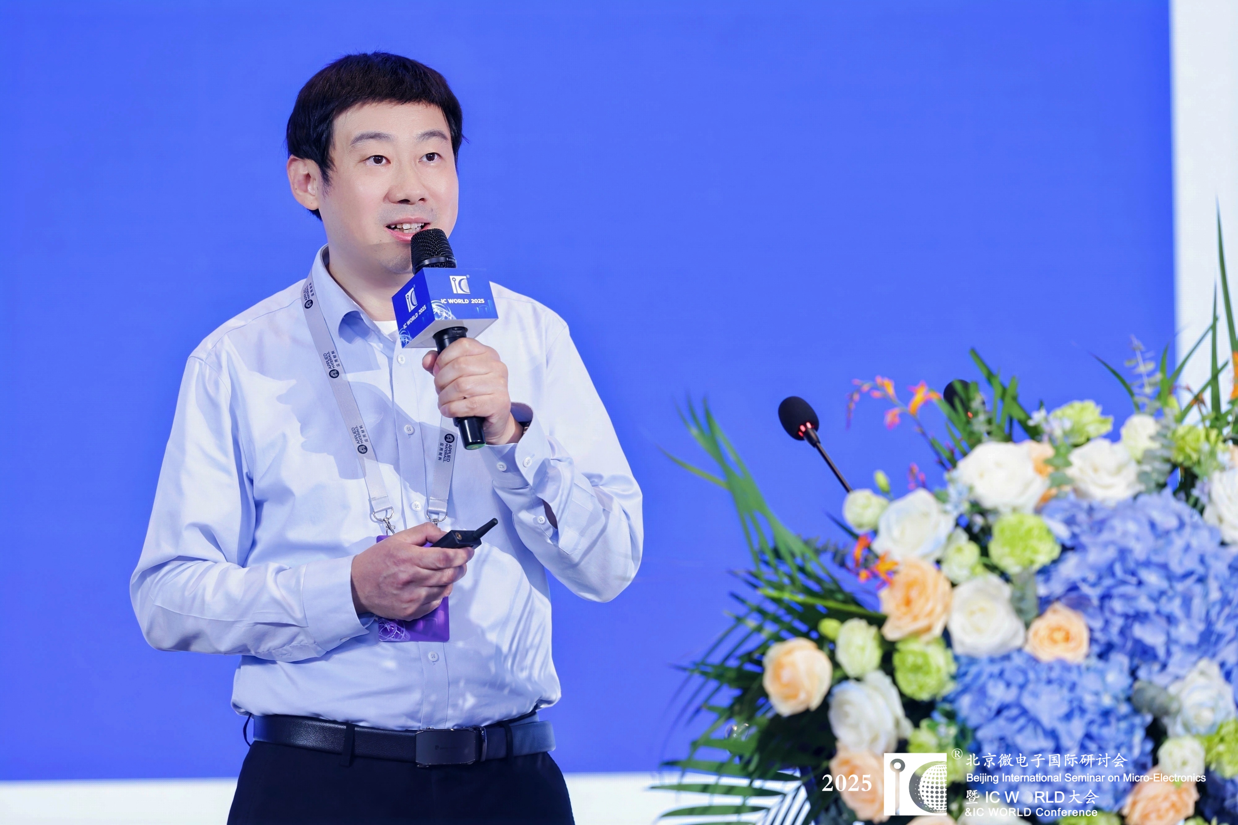 何博演讲图.jpg